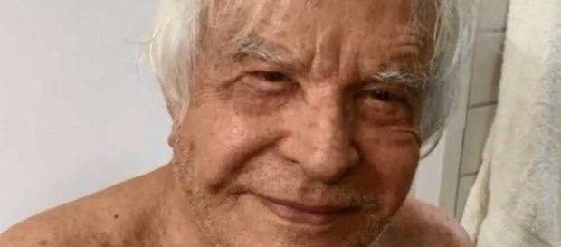 Cid Moreira posta vídeo recebendo cuidados da esposa.(Reprodução) Cid Moreira posta vídeo recebendo cuidados da esposa.(Reprodução)