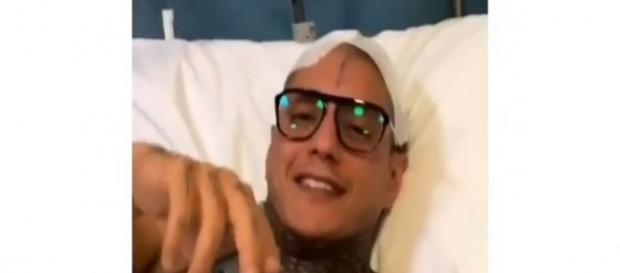 Francesco Chiofalo dopo l'operazione scherza e sorride: il video che rincuora i fan Francesco Chiofalo dopo l'operazione scherza e sorride: il video che rincuora i fan