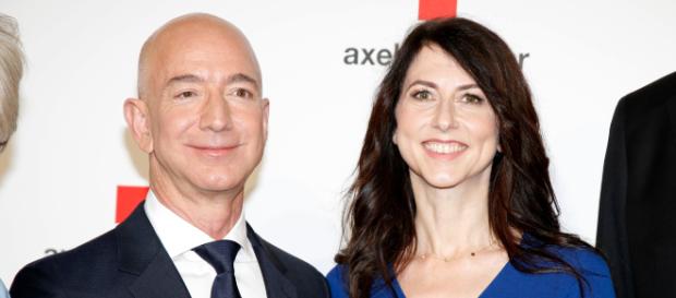 Jeff Bezos annuncia il divorzio dalla moglie MacKenzie Bezos Jeff Bezos annuncia il divorzio dalla moglie MacKenzie Bezos