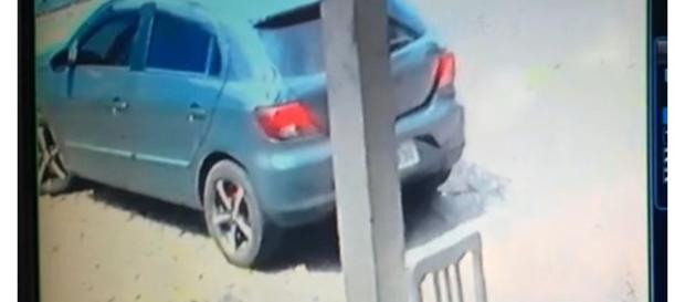 O automóvel utilizado pelo grupo foi identificado pela polícia (Foto: Reprodução) O automóvel utilizado pelo grupo foi identificado pela polícia (Foto: Reprodução)