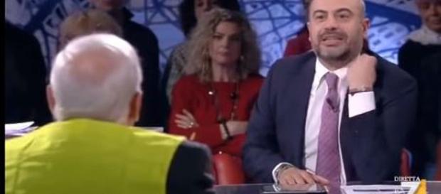 Paragone negli studi di La 7 replica duramente ad un gilet giallo Paragone negli studi di La 7 replica duramente ad un gilet giallo