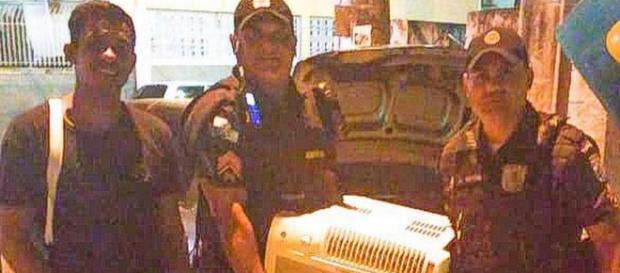 Policiais doam aparelho de ar condicionado a família carente. (Fonte: Extra) Policiais doam aparelho de ar condicionado a família carente. (Fonte: Extra)