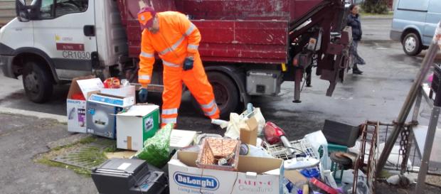 Roma: Vigili di San Lorenzo gettano nell'immondizia coperte dei senzatetto Roma: Vigili di San Lorenzo gettano nell'immondizia coperte dei senzatetto