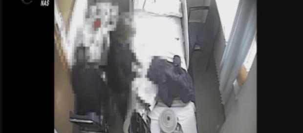Telecamere installate dai carabinieri in ospedale, hanno permesso di scoprire la moglie che avvelenava il marito. Telecamere installate dai carabinieri in ospedale, hanno permesso di scoprire la moglie che avvelenava il marito.