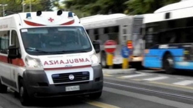 Tragedia nel salernitano, 14enne cade dalla finestra di casa e muore: probabile il suicidio