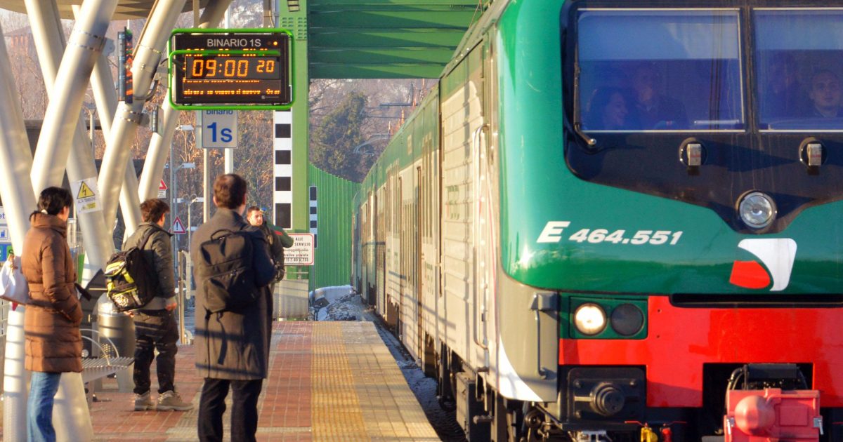 Milano, Trenord assume 200 nuovi posti di lavoro, ricercati capotreno e macchinisti Milano, Trenord assume 200 nuovi posti di lavoro, ricercati capotreno e macchinisti