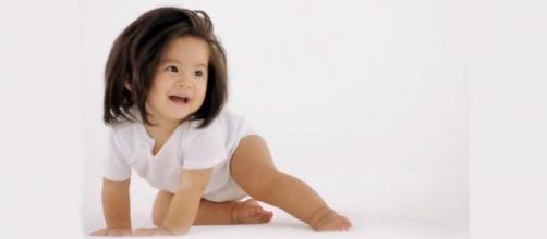 An adorable one-year-old girl is the face of Pantene Japan. [Image パンテーン公式 / PANTENE Japan Official]