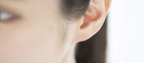 Una strana sindrome ha colpito a un orecchio una ragazza cinese: non riesce più a sentire le voci maschili.