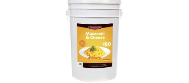 Costco Macaroni & Cheese: dagli Usa arriva la pasta in secchio che scade tra vent'anni. Costco Macaroni & Cheese: dagli Usa arriva la pasta in secchio che scade tra vent'anni.