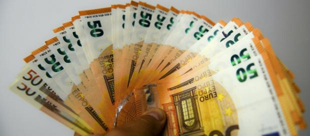 Monza, trova portafogli con 35mila euro e lo restituisce alle casse del supermercato Monza, trova portafogli con 35mila euro e lo restituisce alle casse del supermercato