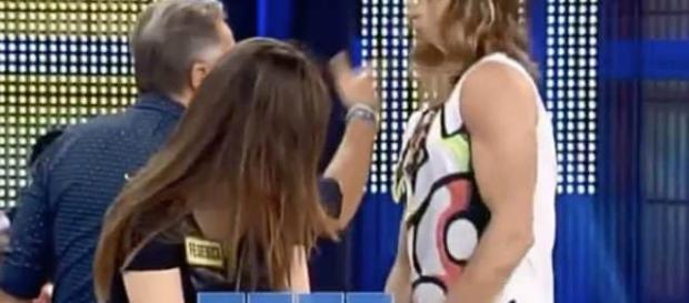 Paolo Bonolis schiaffeggia il Bonus di Avanti un altro: caos in studio Paolo Bonolis schiaffeggia il Bonus di Avanti un altro: caos in studio