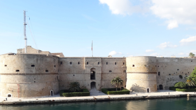 Taranto, si rompe un cavo d'ormeggio sulla fregata Bergamini, sottufficiale perde una gamba