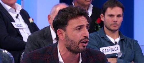 Uomini e Donne, trono over: Armando e Noel prendono in giro la De Filippi