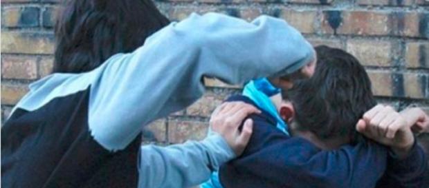 Botte, minacce e insulti al compagno di scuola: la mamma se ne accorge e fa arrestare il bullo 15enne - Il Mattino Botte, minacce e insulti al compagno di scuola: la mamma se ne accorge e fa arrestare il bullo 15enne - Il Mattino