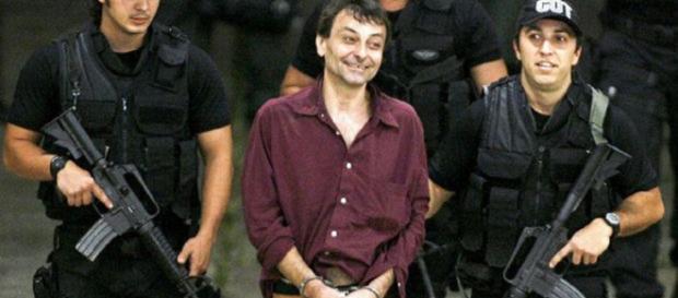 Cesare Battisti è stato arrestato, killer verso l'Italia Cesare Battisti è stato arrestato, killer verso l'Italia