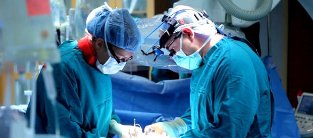 Regno Unito, bimba ha mal di pancia: i medici le diagnosticano un cancro al quarto stadio Regno Unito, bimba ha mal di pancia: i medici le diagnosticano un cancro al quarto stadio