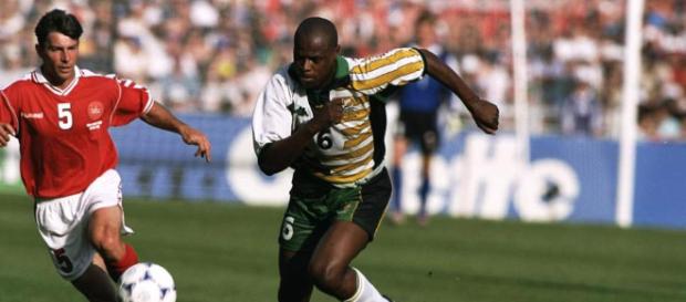 Phil Masinga, l'ex attaccante di Salernitana e Bari è morto: aveva 49 anni Phil Masinga, l'ex attaccante di Salernitana e Bari è morto: aveva 49 anni