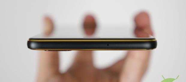 Samsung Galaxy S10 potrebbe presentarsi più sottile e con una memoria più veloce Samsung Galaxy S10 potrebbe presentarsi più sottile e con una memoria più veloce