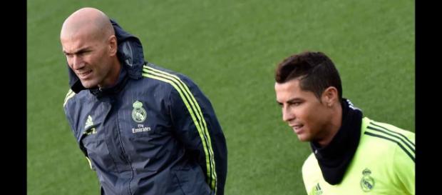 Zidane e Cristiano Ronaldo (Imagem via Youtube) Zidane e Cristiano Ronaldo (Imagem via Youtube)