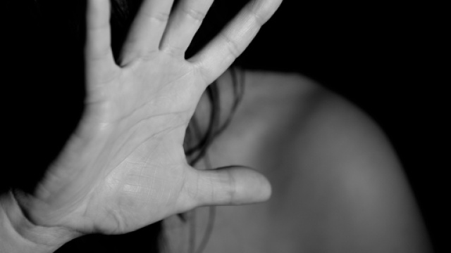 Pisa, gettano liquido, forse candeggina, in faccia ad un venditore ambulante senegalese