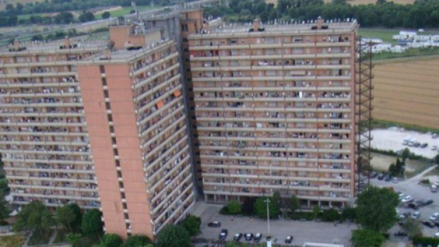 Macerata, tenta di stuprare un bimbo all'Hotel House: denunciato | tgcom24.mediaset.it