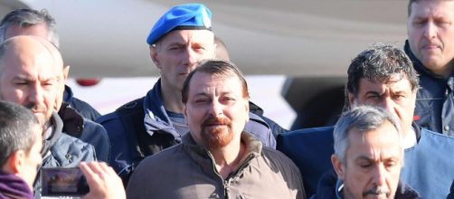 Cesare Battisti è in Italia, atterrato a Ciampino il volo dalla ... - mediaset.it