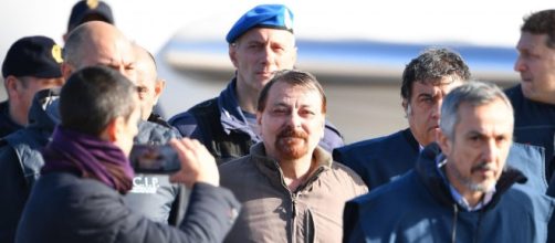 Cesare Battisti, lo sbarco a Ciampino. Salvini e Bonafede a bordo ... - notiziedi.it