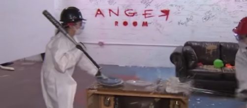 Dallas "Anger Room" is a smashing success at relieving stress. [Image source/CBS News YouTube video]