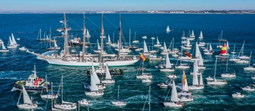 El Juan Sebastian Elcano sale de puerto escoltado por docenas de pequeños veleros