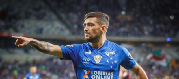 Arrascaeta jogando pelo Cruzeiro | FONTE: encurtador.com.br/bkFJZ Arrascaeta jogando pelo Cruzeiro | FONTE: encurtador.com.br/bkFJZ