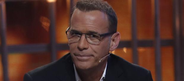 Carlos Lozano en un plató de televisión - bekia.es Carlos Lozano en un plató de televisión - bekia.es
