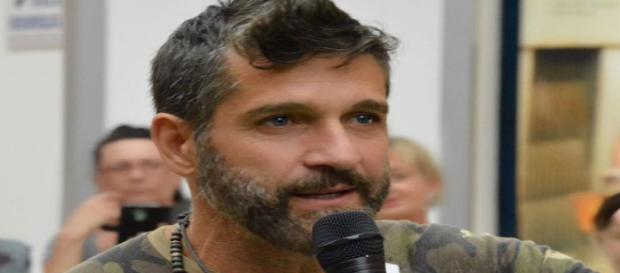 Salerno, aggredito a coltellate l'inviato di Striscia la notizia, Edoardo Stoppa Salerno, aggredito a coltellate l'inviato di Striscia la notizia, Edoardo Stoppa