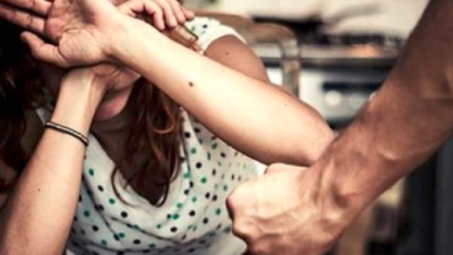 Giugliano, picchia a sangue e insulta la compagna incinta - Teleclubitalia