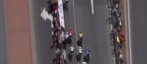 Elia Viviani trova il varco per sprintare e vincere la prima tappa del Tour Down Under