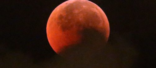 Imagem do eclipse lunar enquanto a sombra da Terra cobre a Lua, via CityNews