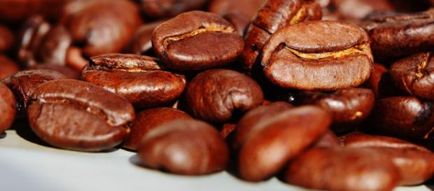 chicchi di caffè per decorare la torta, immagine di pixabay. chicchi di caffè per decorare la torta, immagine di pixabay.