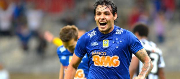 Goulart atuando pelo Cruzeiro, em 2014 (Reprodução) Goulart atuando pelo Cruzeiro, em 2014 (Reprodução)