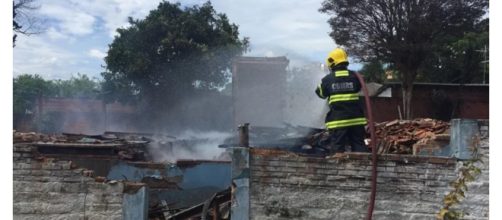 Bombeiros apagando o fogo da casa (Reprodução: Jornal Poa 24h)