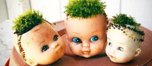 Bonecas que se transformaram em vasos de plantas (Reprodução: BoredPanda)