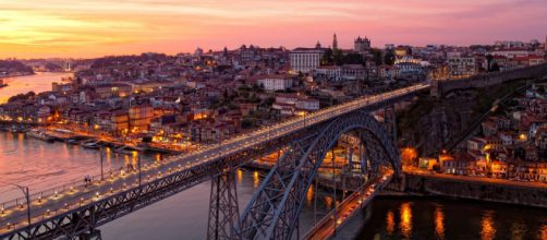 Icônica ponte D. Luiz I, a mais famosa da cidade do Porto. (Fonte da imagem: ihg.com)
