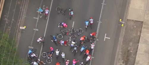 La caduta che ha segnato il finale della seconda tappa del Tour Down Under