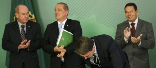 Momento em que o presidente Bolsonaro assinala o novo decreto de armas | Foto: Marcelo Camargo / Agência Brasil / CP via Correio do povo