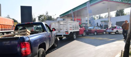 Largas filas se registran en estaciones de despacho de gasolina en México- cadenanoticias.com