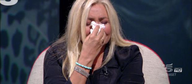 Mara Venier si commuove per Galeazzi e lascia lo studio in lacrime: 'Non ce la faccio' Mara Venier si commuove per Galeazzi e lascia lo studio in lacrime: 'Non ce la faccio'