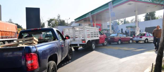 Largas filas se registran en estaciones de despacho de gasolina en México- cadenanoticias.com Largas filas se registran en estaciones de despacho de gasolina en México- cadenanoticias.com