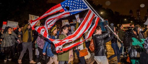 Manifestanti contro Trump - foto - occhidellaguerra.it