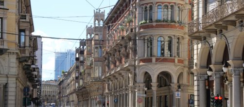 Torino, richiedente asilo tenta di uccidere a colpi d'accetta un uomo: aggressore fuggito