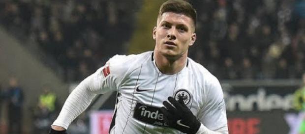 Luka Jovic pode estar a caminho do Barcelona (Imagem via Youtube) Luka Jovic pode estar a caminho do Barcelona (Imagem via Youtube)