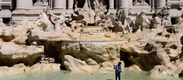 Os turistas visitam a fonte e jogam moedas pedindo por desejos. (Foto: ALBERTO PIZZOLI/AFP) Os turistas visitam a fonte e jogam moedas pedindo por desejos. (Foto: ALBERTO PIZZOLI/AFP)