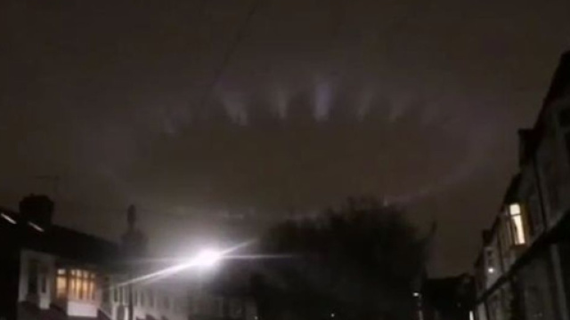 Luci nei cieli di Londra, curiosità tra la popolazione.